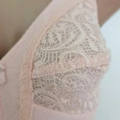 Groothandel 🌟 Merkloos Dames Beugelloze BH Met Kant 90B Beige 😍 -Goedkope badmode winkel 550x753 1